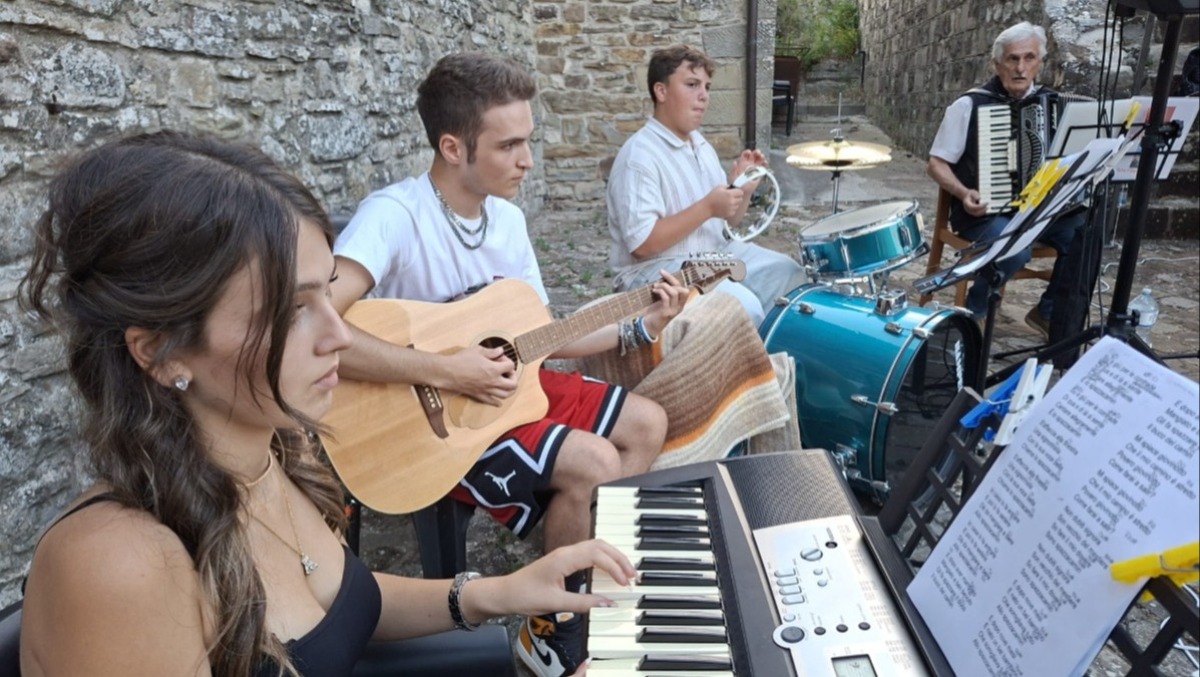 Musica e stelle cadenti: successo a Casteldelci per la Corale "Cantori per Caso" - 