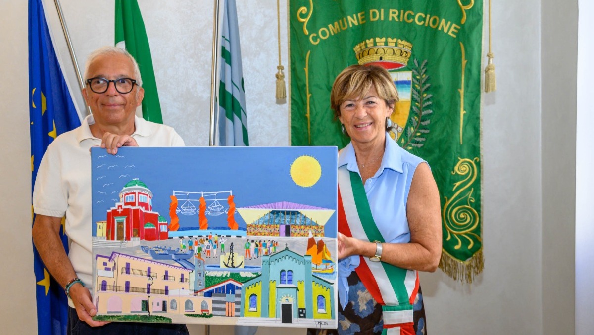 Stralci di Riccione, il quadro di Rinaldo Melani donato al Comune - L'artista con la sindaca Daniela Angelini 