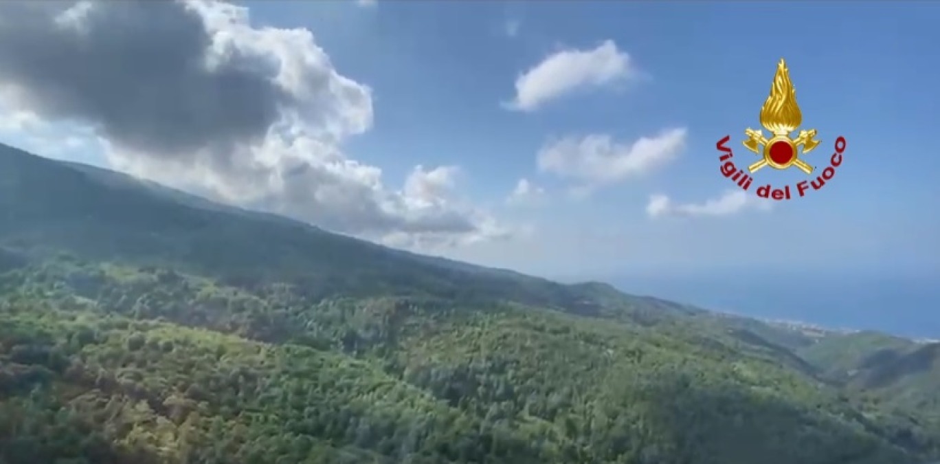 Ultraleggero scomparso in Calabria, trovati i corpi dei due occupanti - L'area controllata dai Pompieri