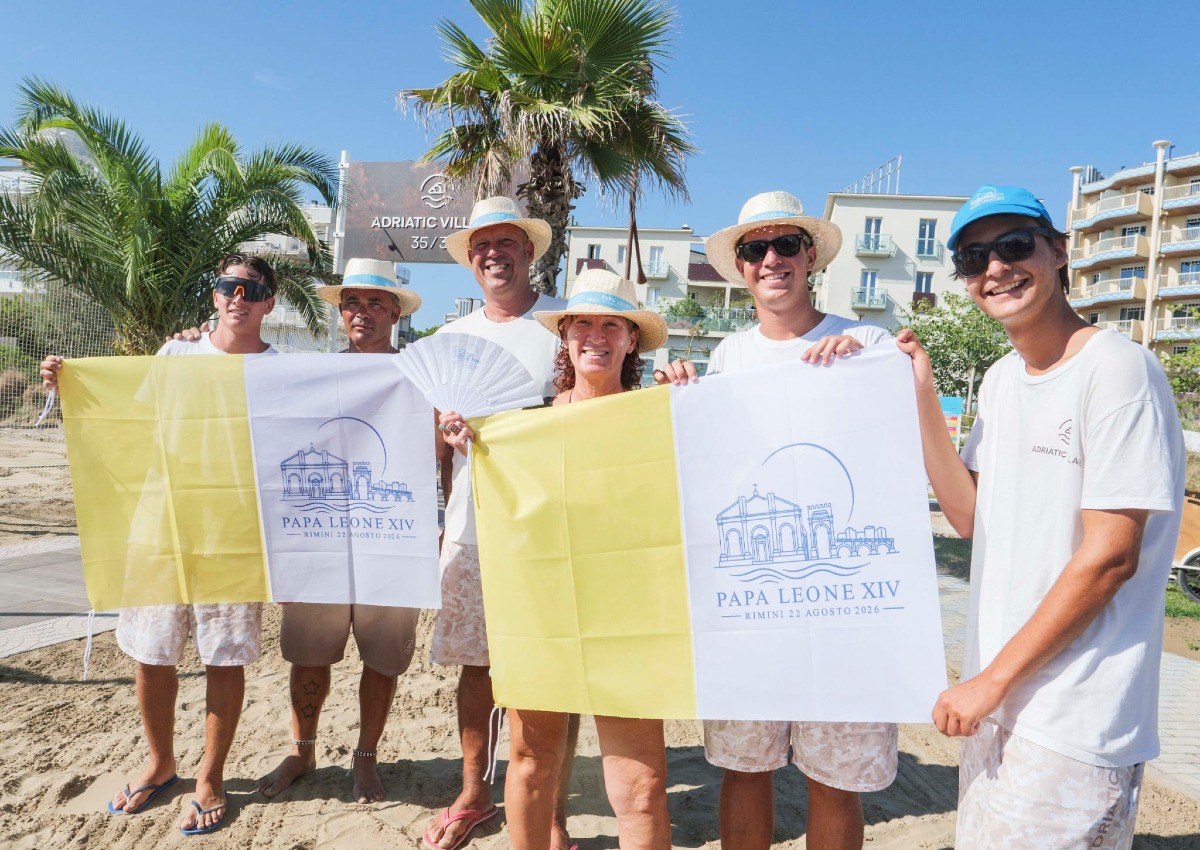 Rimini Sud dà il benvenuto a Papa Leone XIV con le bandiere pontificie - 