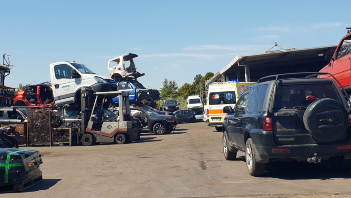 Incidente in un'autodemolizione, operaio ferito e a Rimini gli infortuni sul lavoro aumentano del 13% - L'incidente sul lavoro di questa mattina 