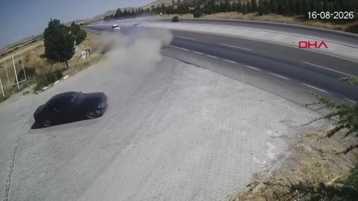 Auto sbalzata in aria dopo una brusca sterzata: due morti - 