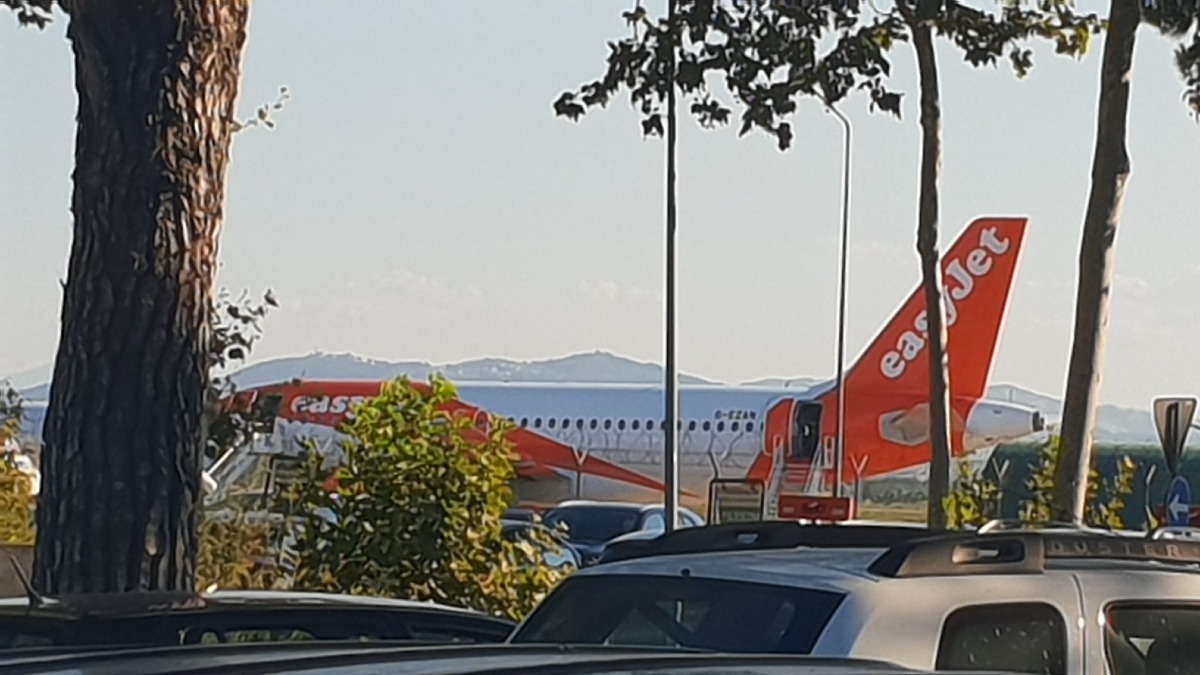 Paura sul volo Rimini-Londra: avaria dopo il decollo e atterraggio di emergenza - Il volo EasyJet