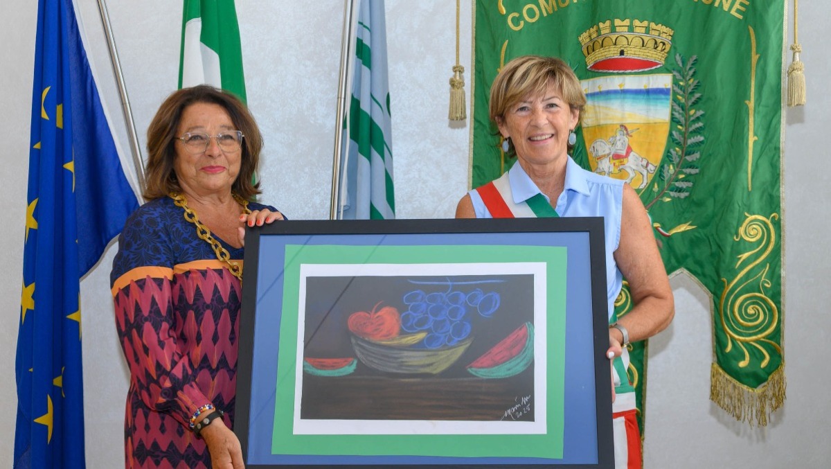 Riccione, Marcella Marri dona al Comune "Sogno di un'estate" - L'artista con la sindaca Daniela Angelini 