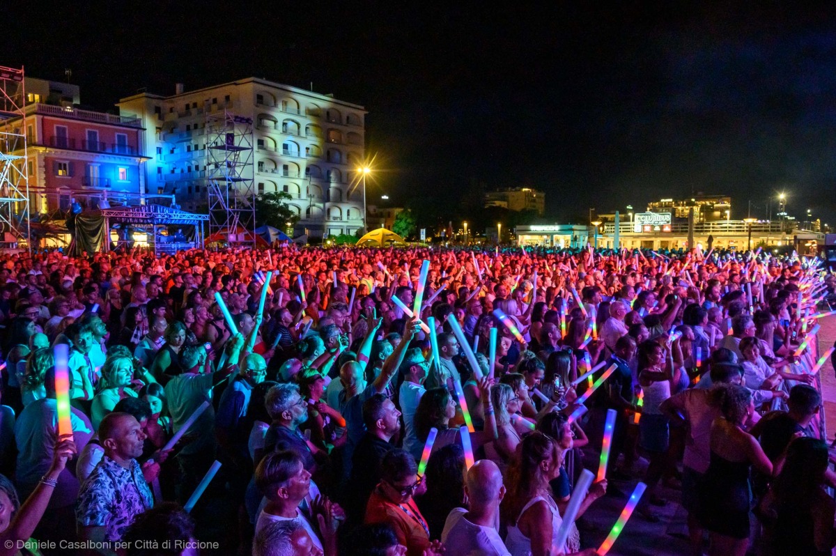 Riccione, un weekend tra Clara, party e cinema nel parco - La folla in piazzale Roma 