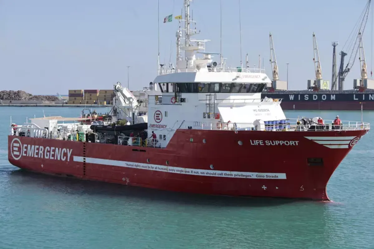Migranti, la Life Support sbarca a Bari. A Lampedusa ne sono stati salvati 57 - PH ANSA