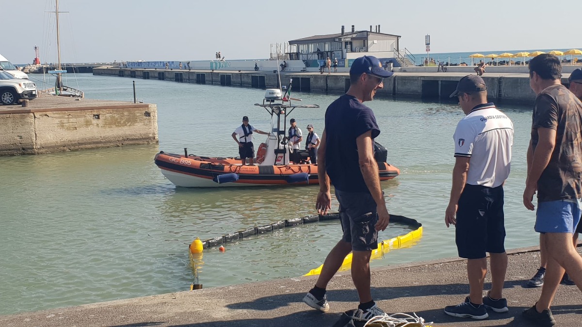 Cattolica, al via il recupero dell'auto finita nel porto volontariamente - Le operazioni di recupero 