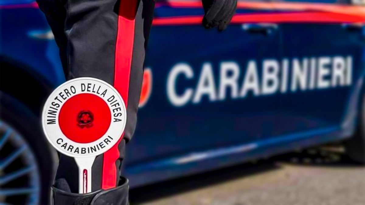 Sperona l'auto dei Carabinieri e li aggredisce con calci e pugni: arrestato  - 