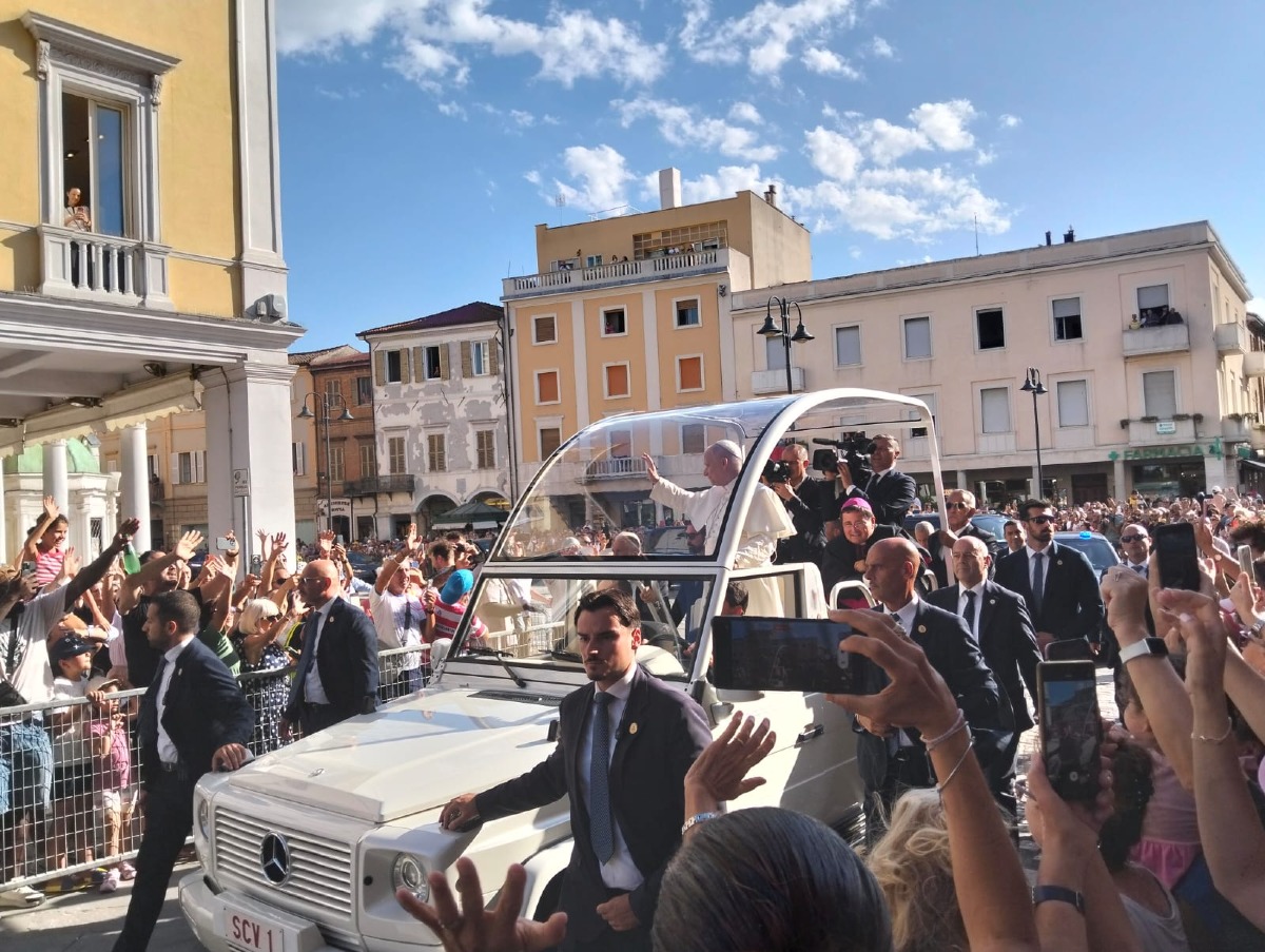 Rimini, le immagini della grande attesa per Papa Leone - Papa Leone sulla Papamobile www.altarimini.it RIPRODUZIONE RISERVATA