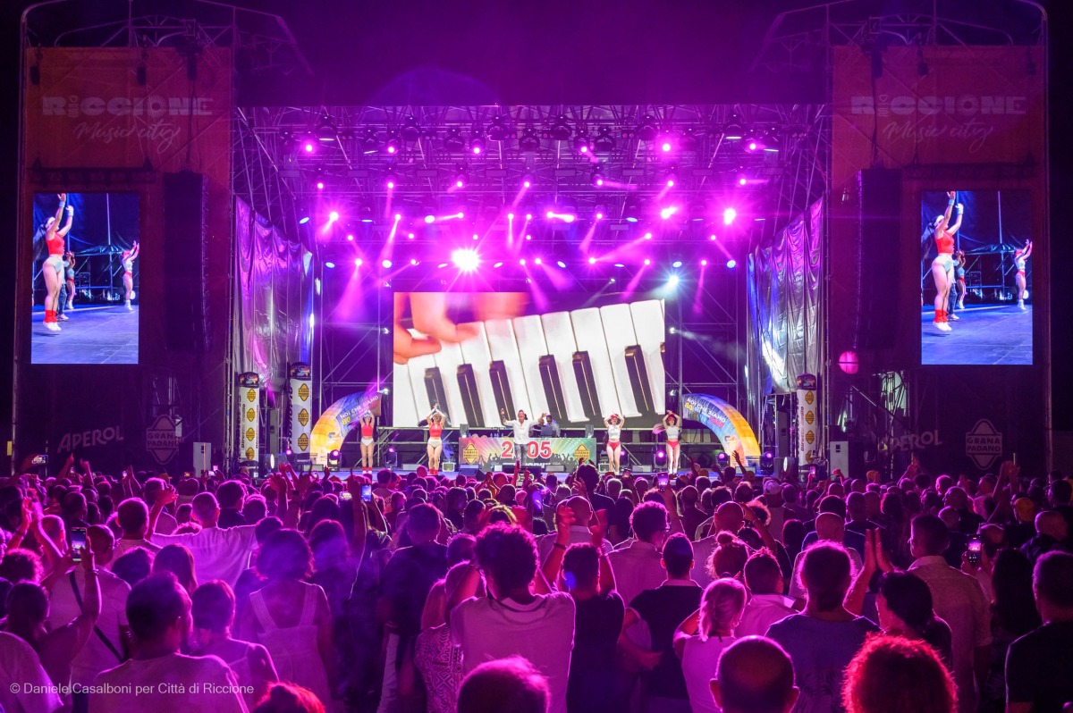 A Riccione è festa in piazzale Roma: migliaia di persone ballano con le hit degli anni ’80, ’90 e 2000 - 