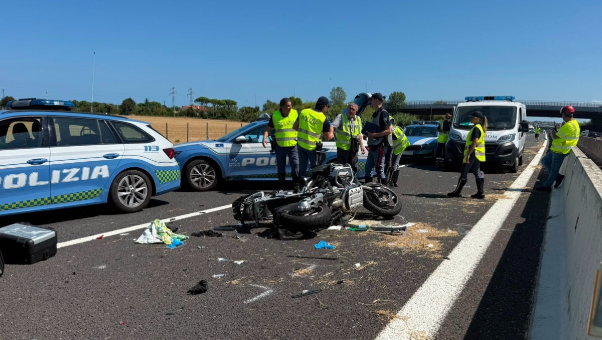 Tragedia in A14, moto tampona un'auto: morto il conducente, grave la passeggera - 