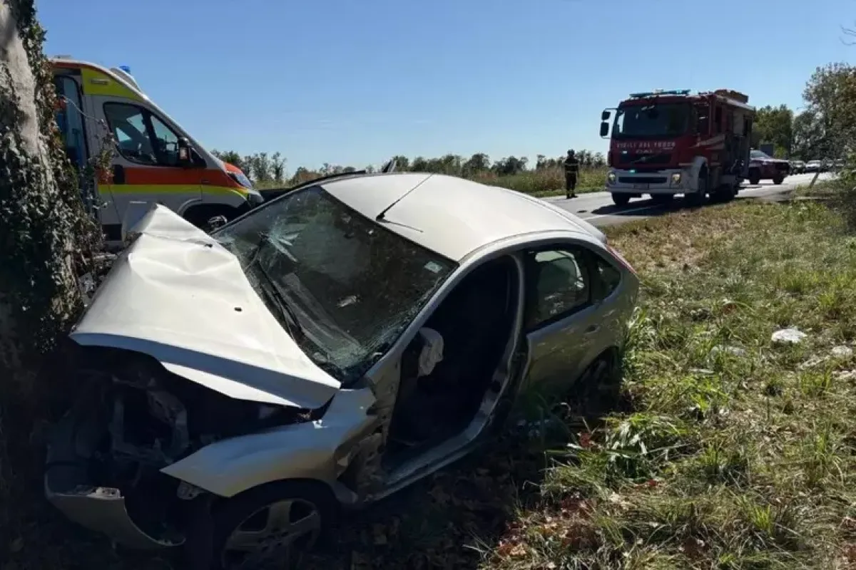Auto contro un albero, muore bimba di 11 anni. La sorella di 4 è grave - PH ANSA