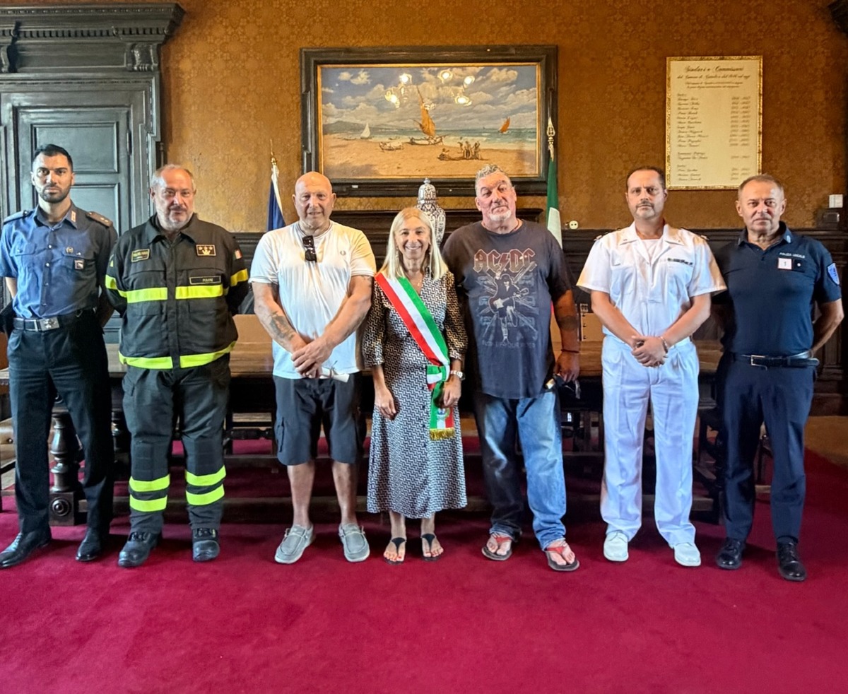 Si tuffano in mare per salvare una coppia: Cattolica premia i due pescatori eroi - 