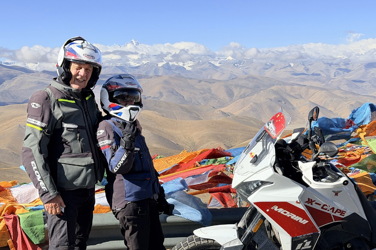 Emilio Salvatori e Cristina Zoli tornano in Cina: 3.300 chilometri in moto sulla Via della Seta - Emilio e Cristina davanti all'Everest
