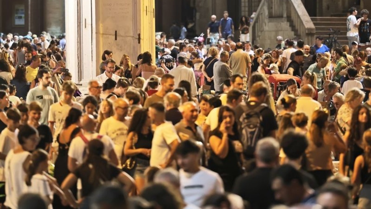 Ultima Rimini Shopping Night dell'estate: domani il centro storico si anima fino a tardi - La folla in piazza Cavour