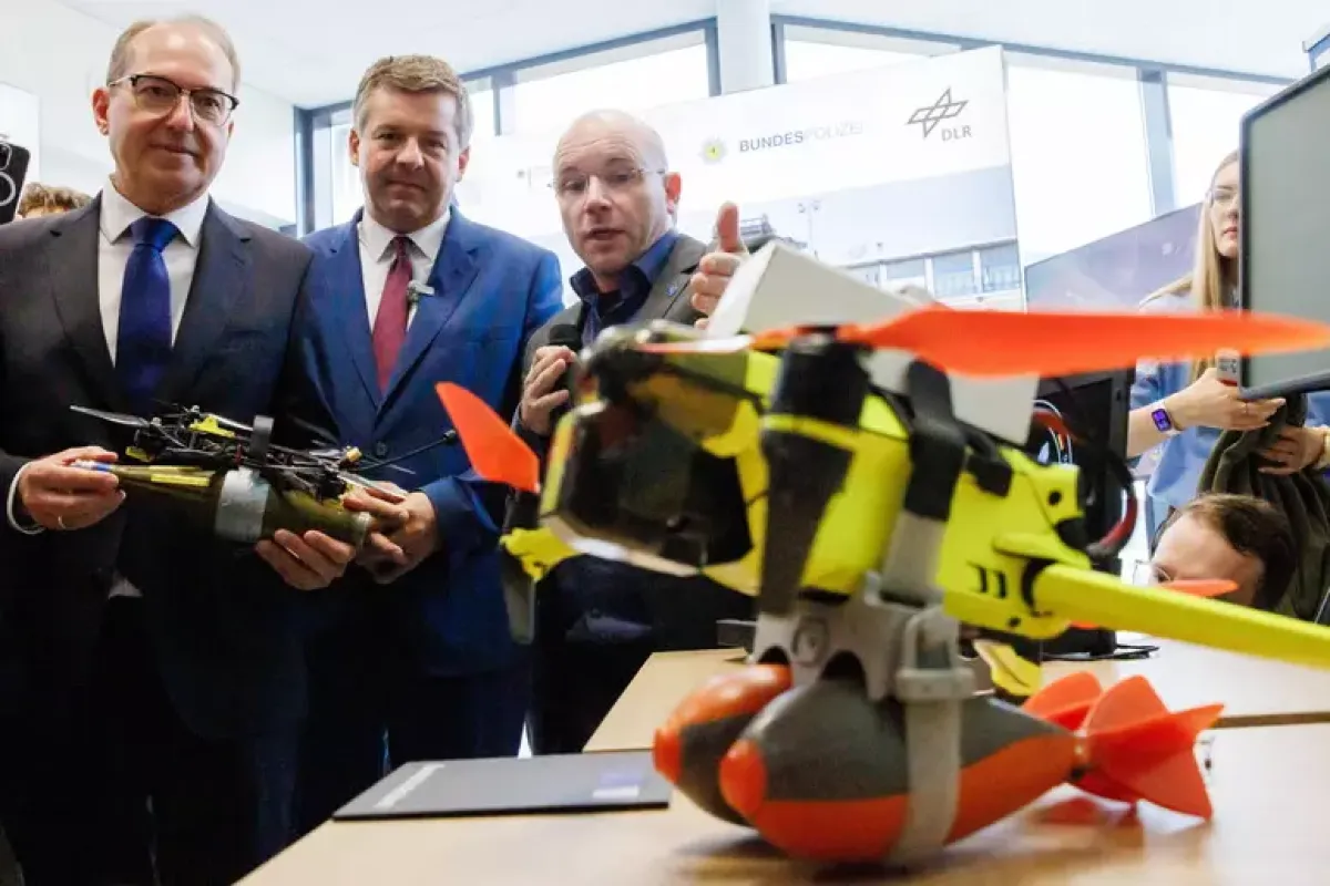 Germania, trovata un terzo drone con possibile esplosivo vicino all’aeroporto di Lipsia - PH ANSA/EPA