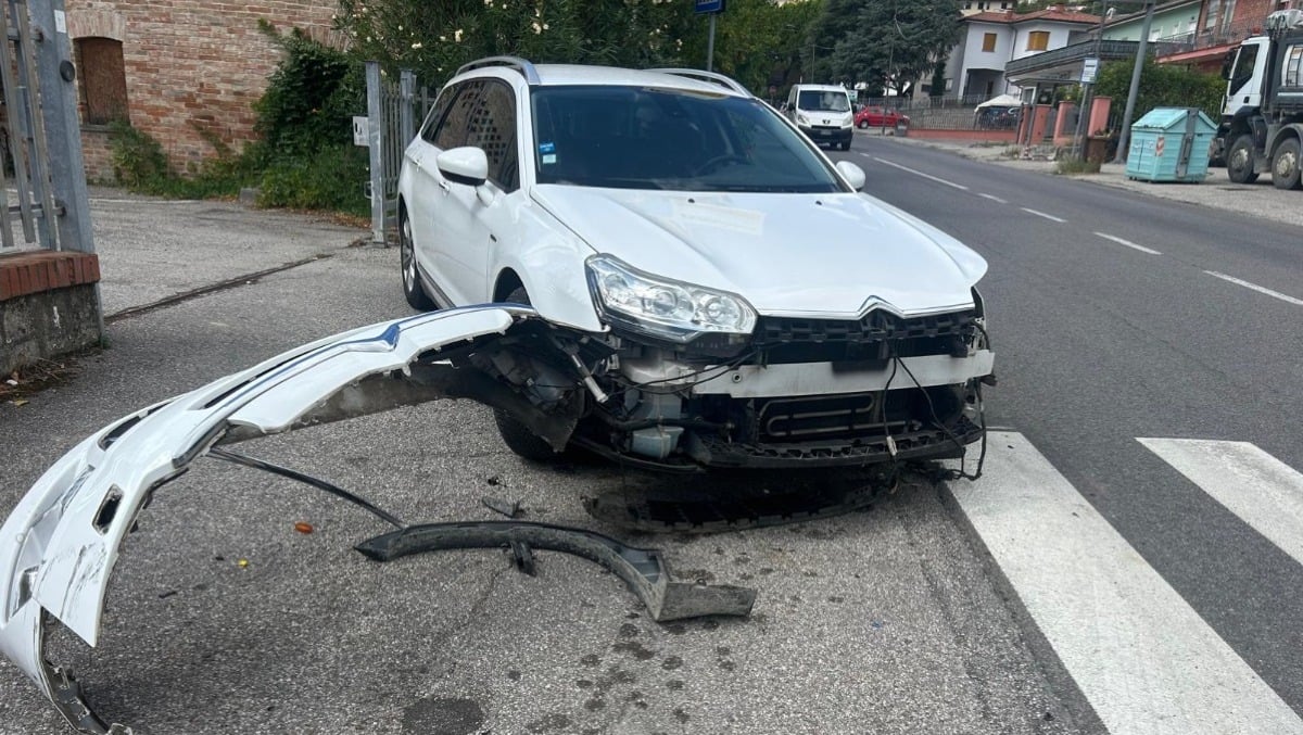 Novafeltria: perde il controllo del Vitara, sbatte contro un'auto e poi finisce contro il muretto - 