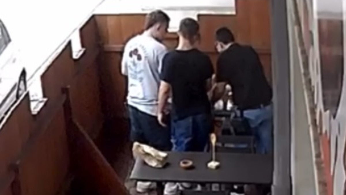 Ristoratore li fa mangiare con il locale chiuso: loro si sdebitano aiutando nelle pulizie - 