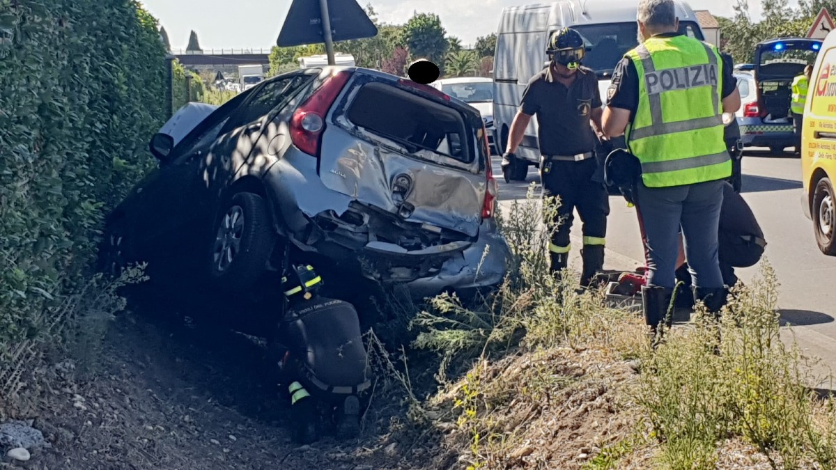 Violento tamponamento sulla Statale 9 a Rimini: Opel Agila finisce nel fosso fuori strada - www.altarimini.it RIPRODUZIONE RISERVATA