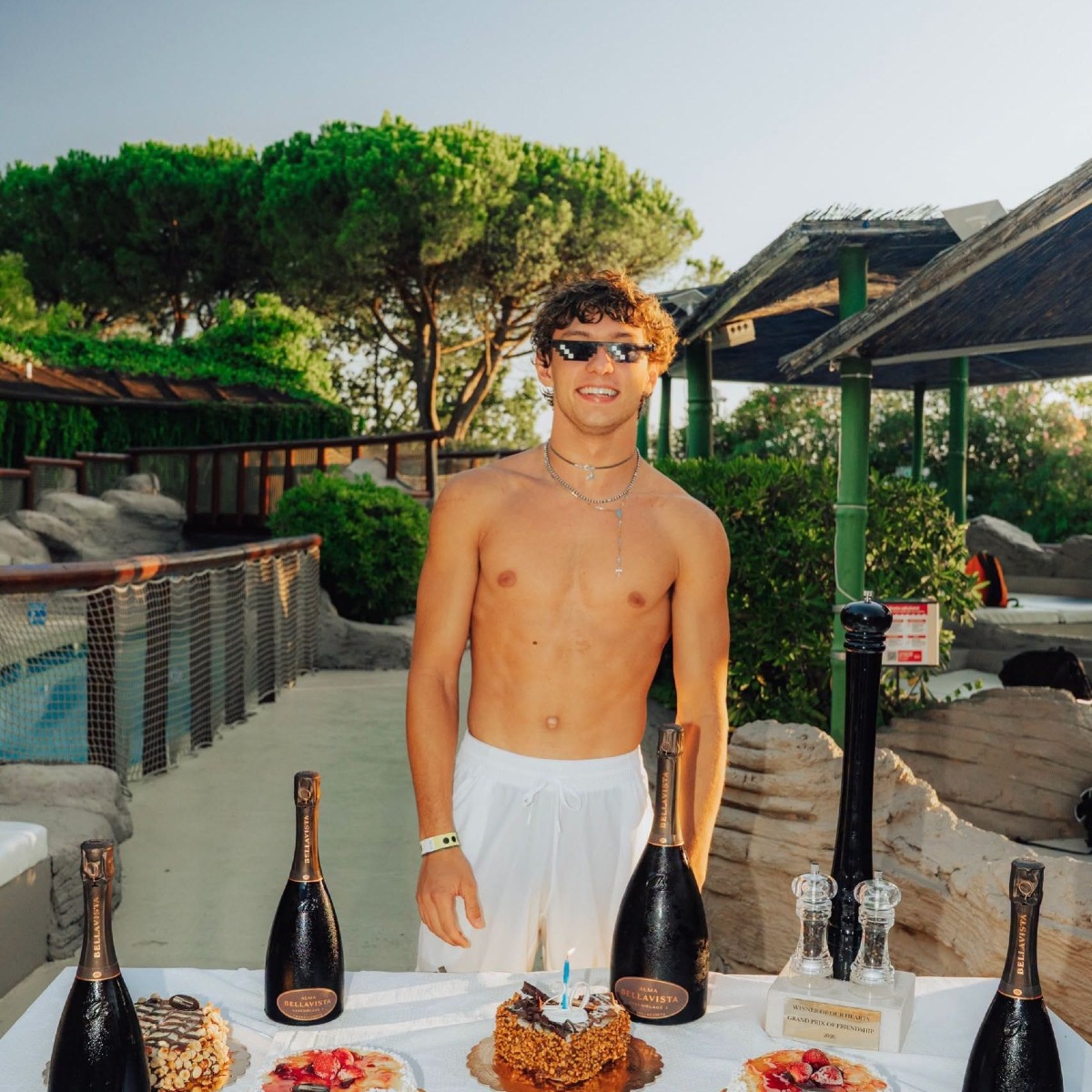 Kimi Antonelli festeggia 20 anni tra gli scivoli di Aquafan - 