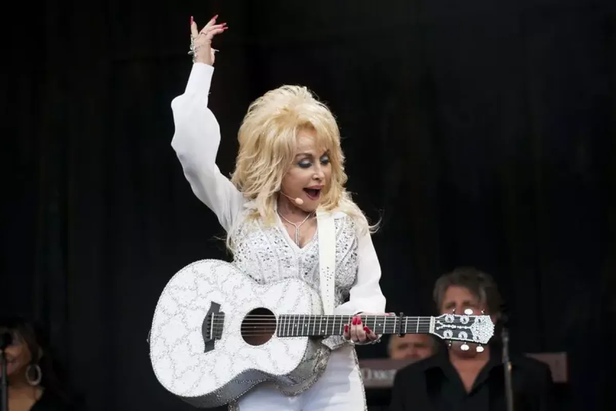 Addio a Dolly Parton, la regina del country aveva 80 anni - 