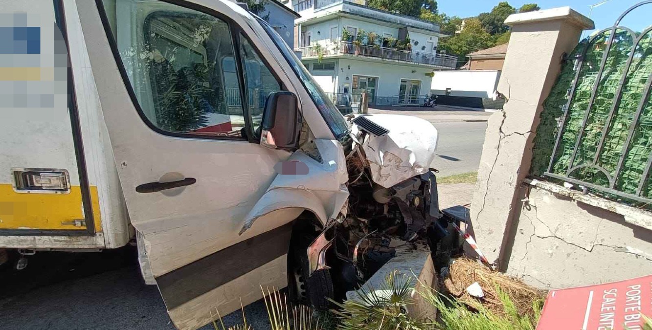 Cattolica: autocarro tampona bici elettrica e finisce la corsa contro un muretto - PH BALLANTE