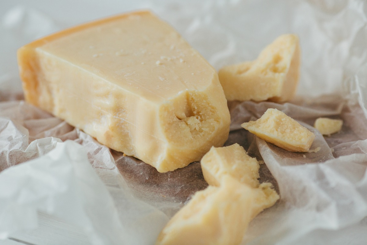 Colpo da 6mila euro di Parmigiano al supermercato: così la coppia riusciva a evitare gli allarmi - 