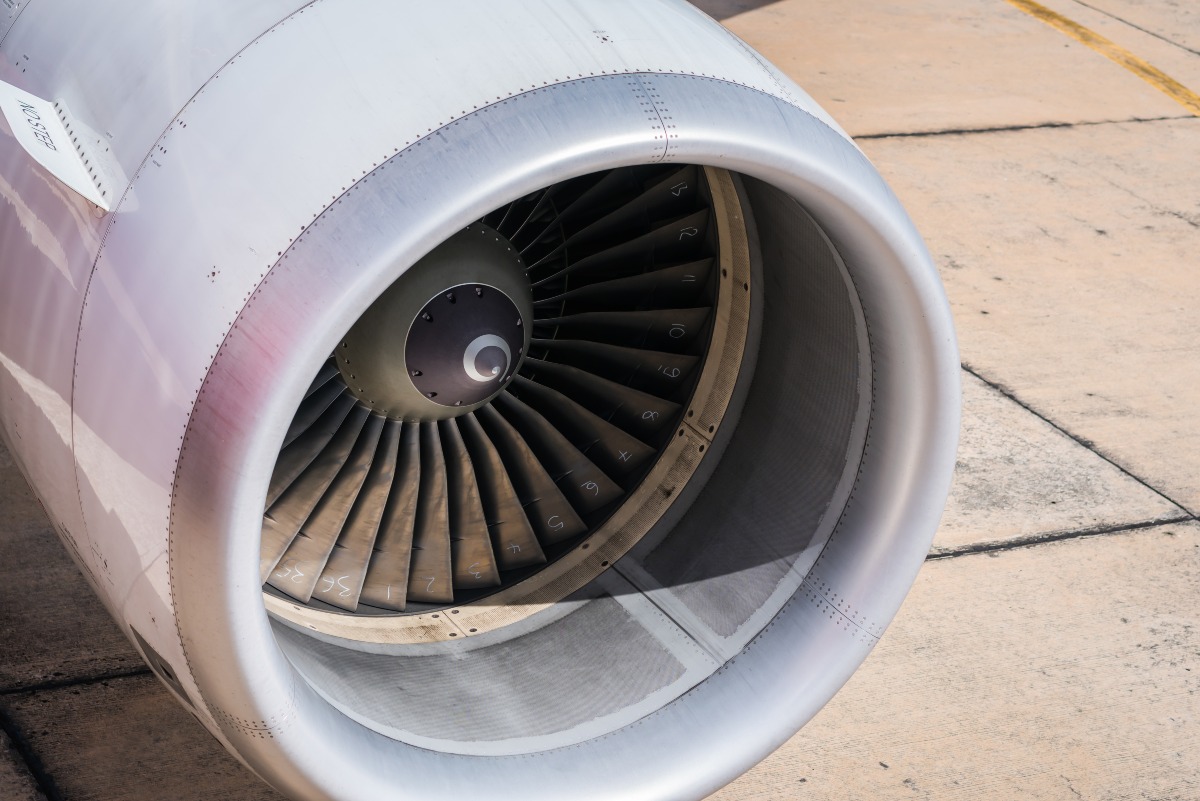 Troppo vicina alla pista per il “jet blast”: turista italiana travolta dalle turbine di un aereo - 