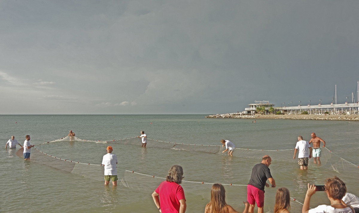 Cattolica riscopre l'antica pesca alla tratta, torna la rievocazione sulla spiaggia - 
