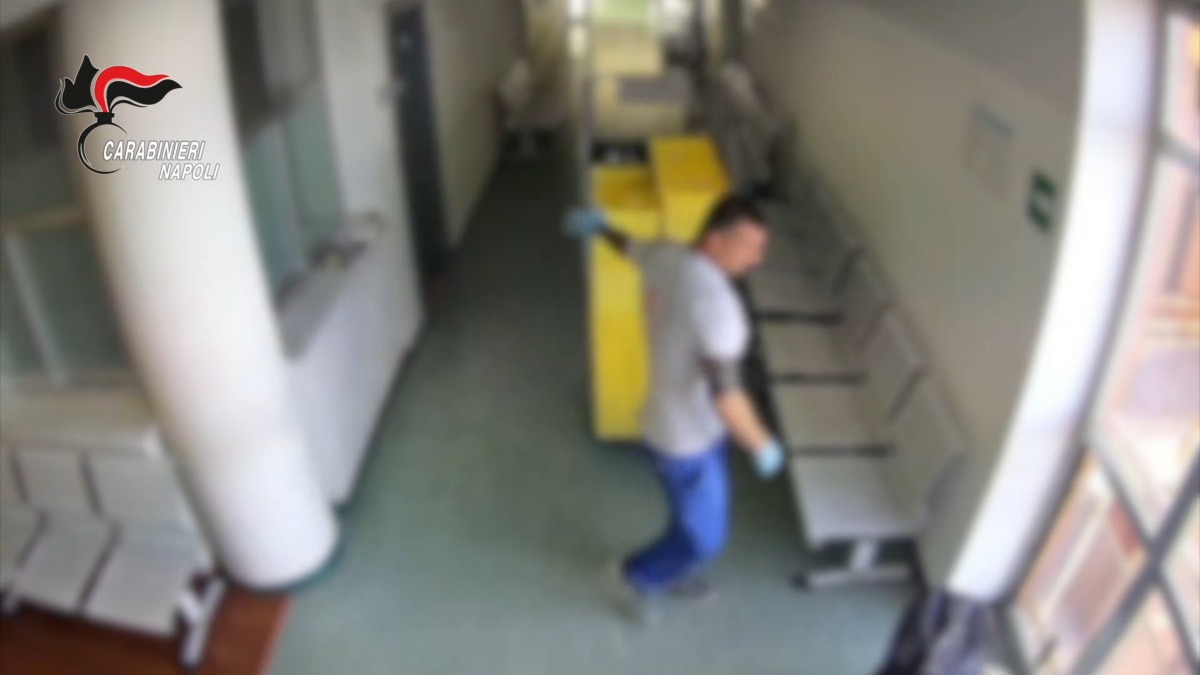 Ruba un condizionatore dall’Istituto Tumori: le telecamere hanno ripreso il furto - Un fotogramma del video