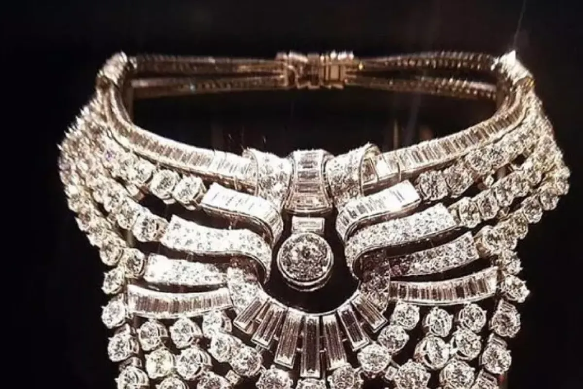 A Vienna rubato il Collier della Regina d'Egitto, valore del gioiello 3,7 milioni - 