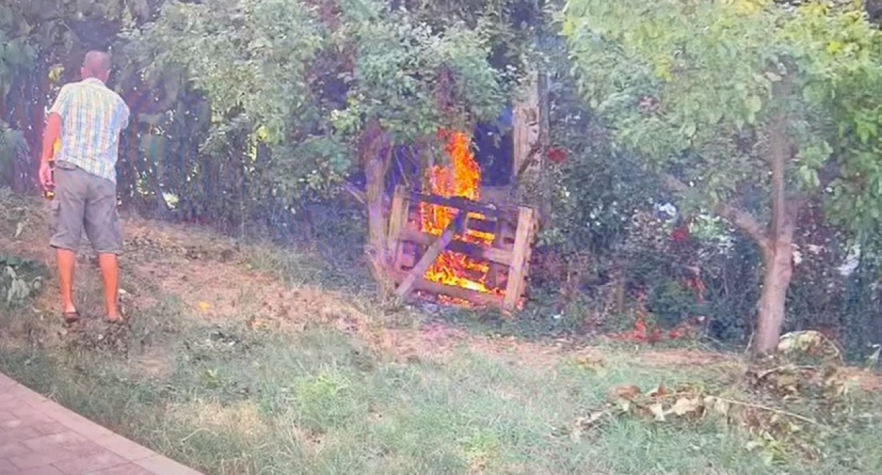 Incendia la recinzione tra due villette, arrestata 46enne - 