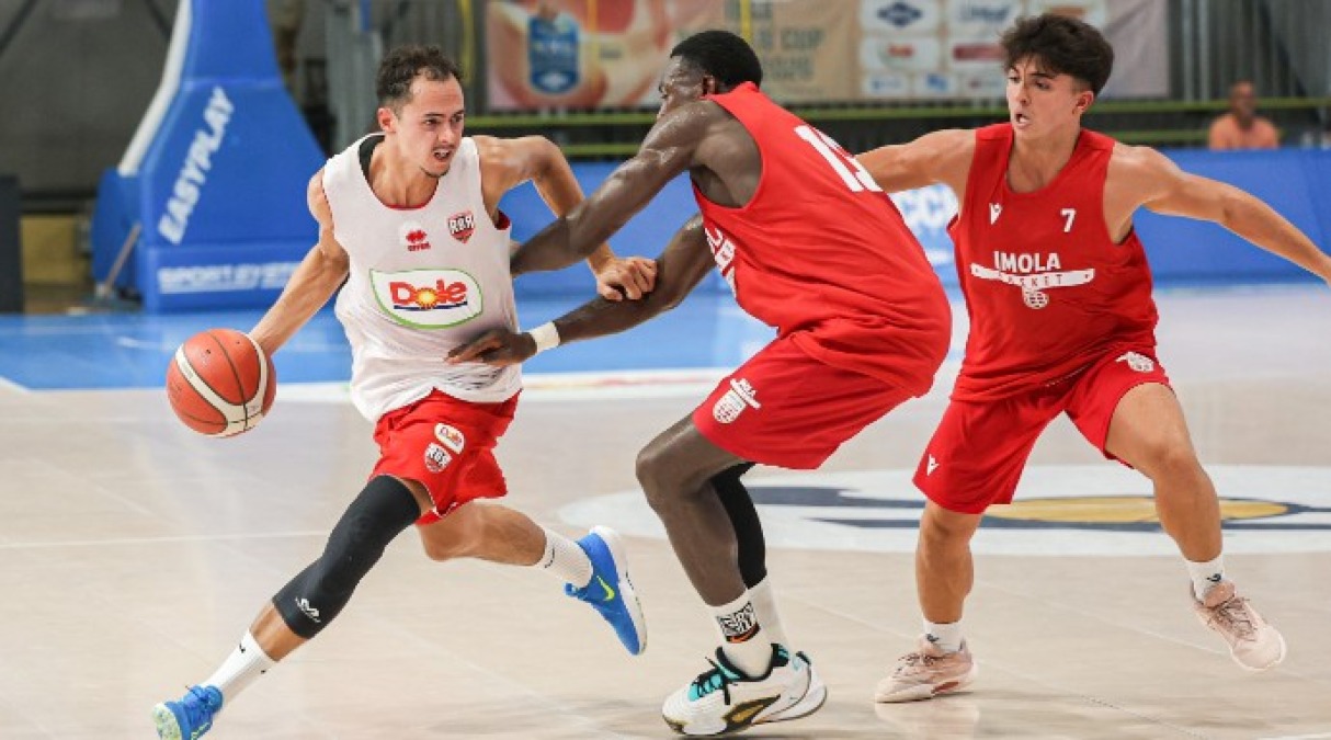 Basket A2, Dole in palla nello scrimmage con l'Andrea Costa - Un attacco Dole