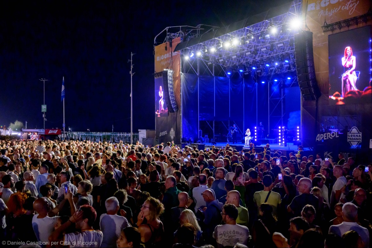 Noemi conquista Riccione e piazzale Roma canta con lei - Il concerto
