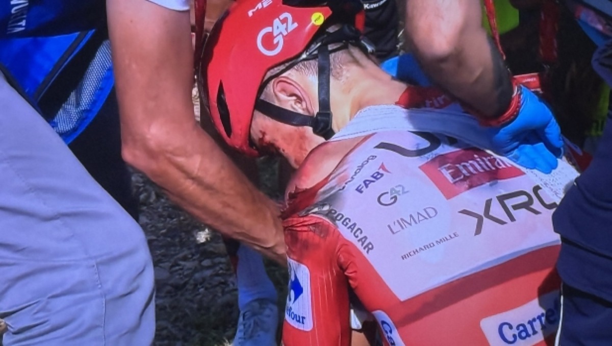 Vuelta, dramma Pogacar: cade a 31 km dall’arrivo e si ritira in maglia rossa - Foto Gazzetta dello Sport