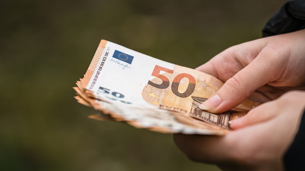 Senzatetto getta banconote da 50 euro per strada: la polizia recupera 4mila euro - 