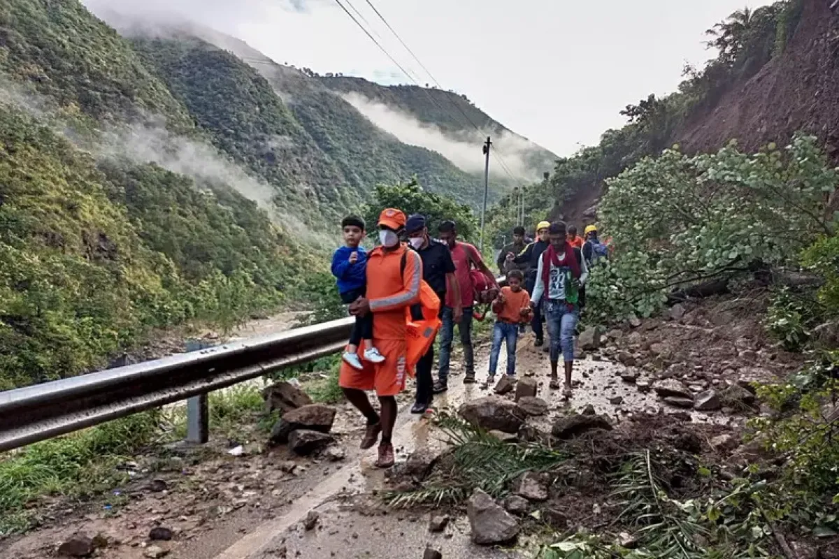In Nepal il bilancio sale a 734 morti e 2.498 dispersi - 