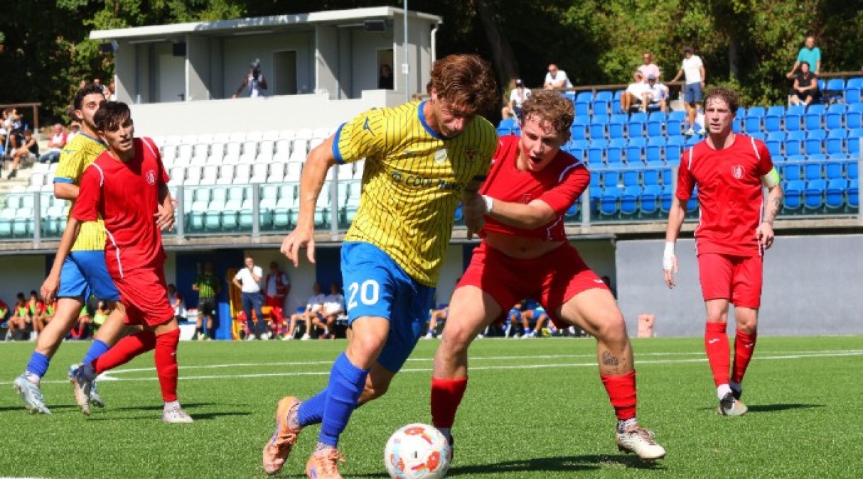 Calcio RSM, il Tre Fiori riparte in quinta. Reti inviolate ad Acquaviva - Un attacco del Tre Fiori (foto FSGC/Novelli)