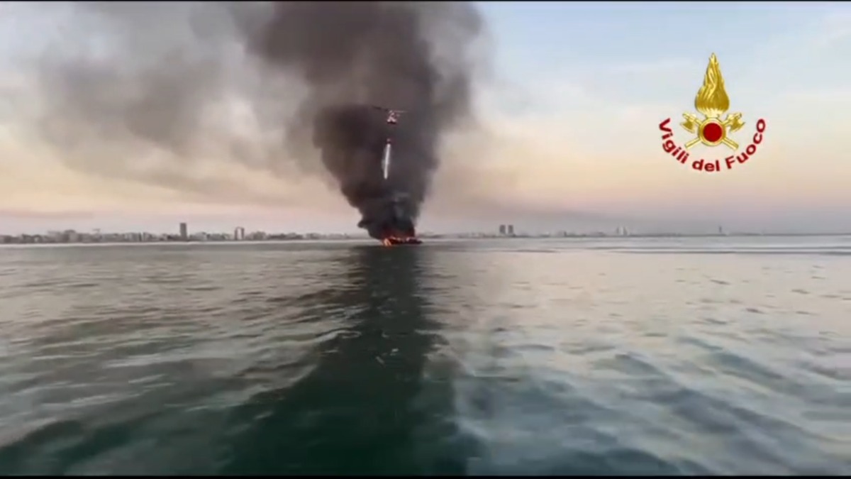 Yacht di 20 metri in fiamme al largo di Jesolo, fumo visibile dalla spiaggia - © Vigili del Fuoco