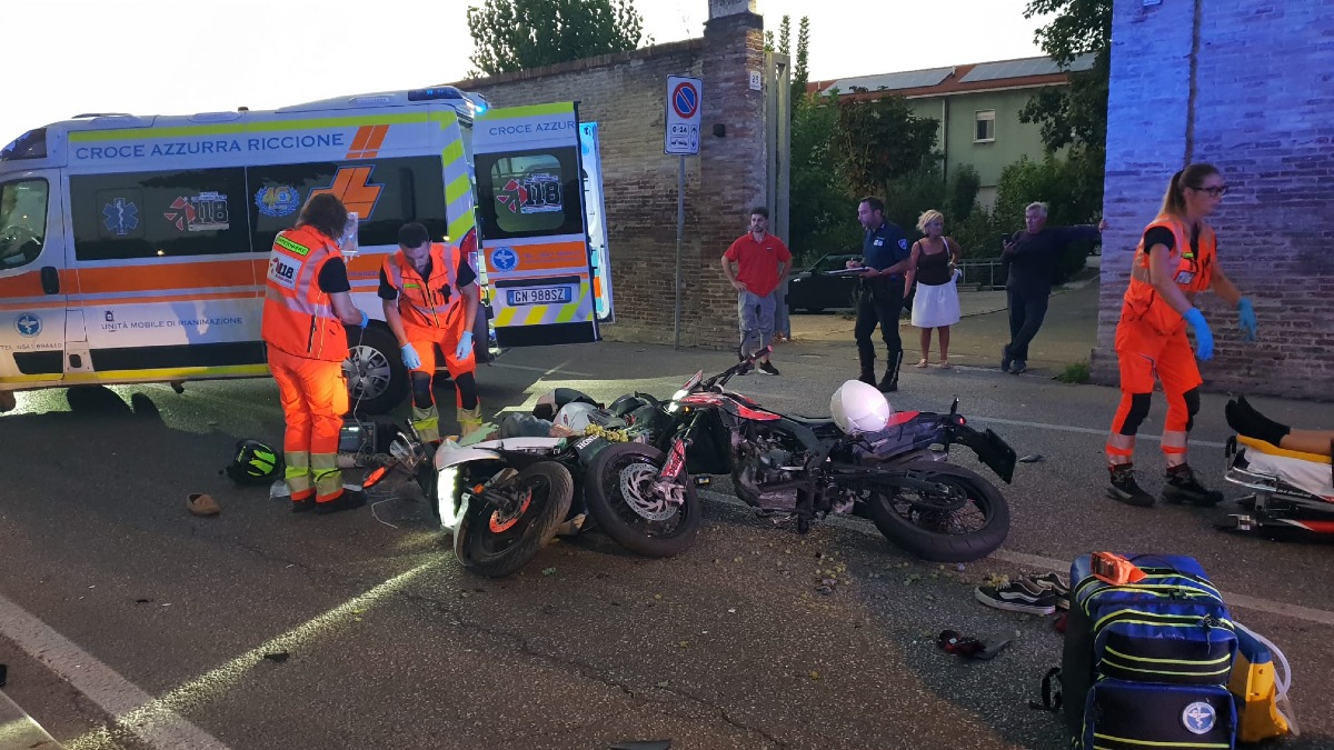 Rimini scontro tra due moto in via Bastioni: 66enne e minorenne feriti - 
