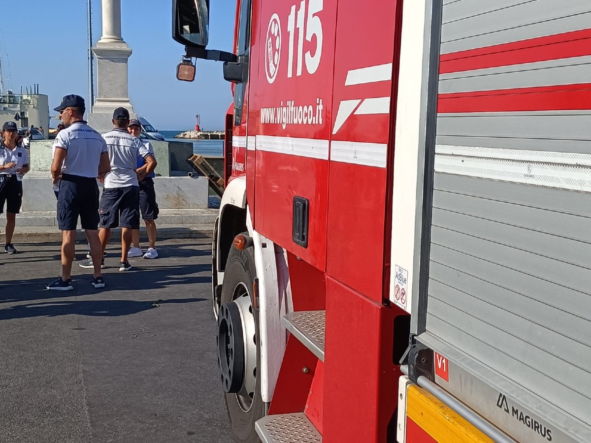 Auto nel porto a Cattolica 