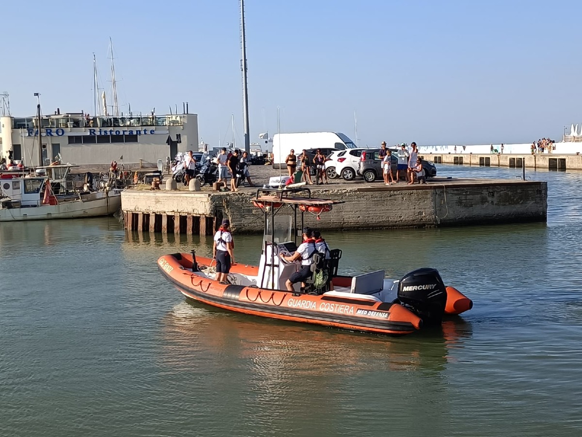 Auto nel porto a Cattolica 