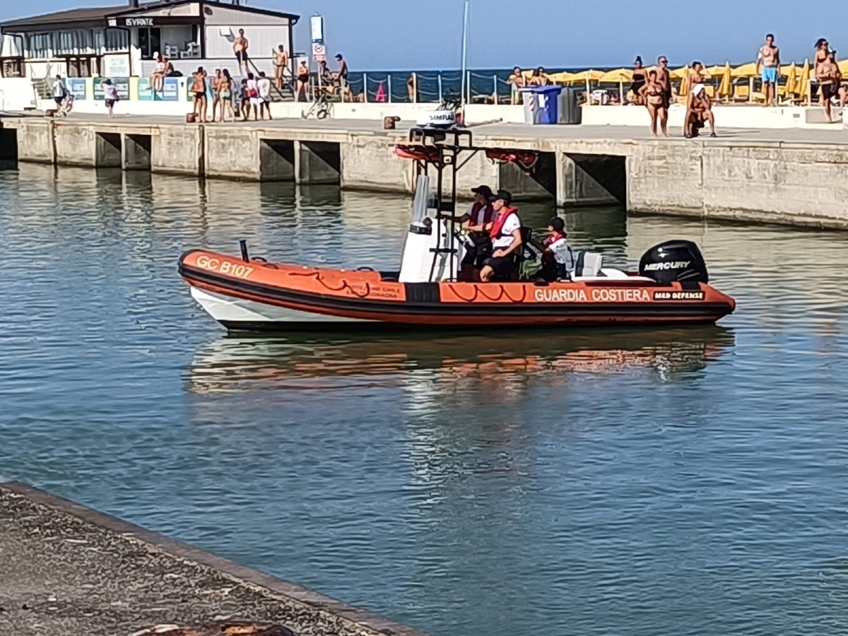 Auto nel porto a Cattolica 