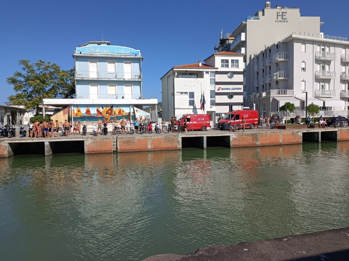 Auto nel porto a Cattolica 
