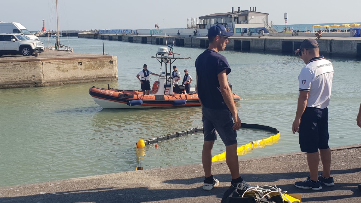 Recupero auto nel porto a Cattolica