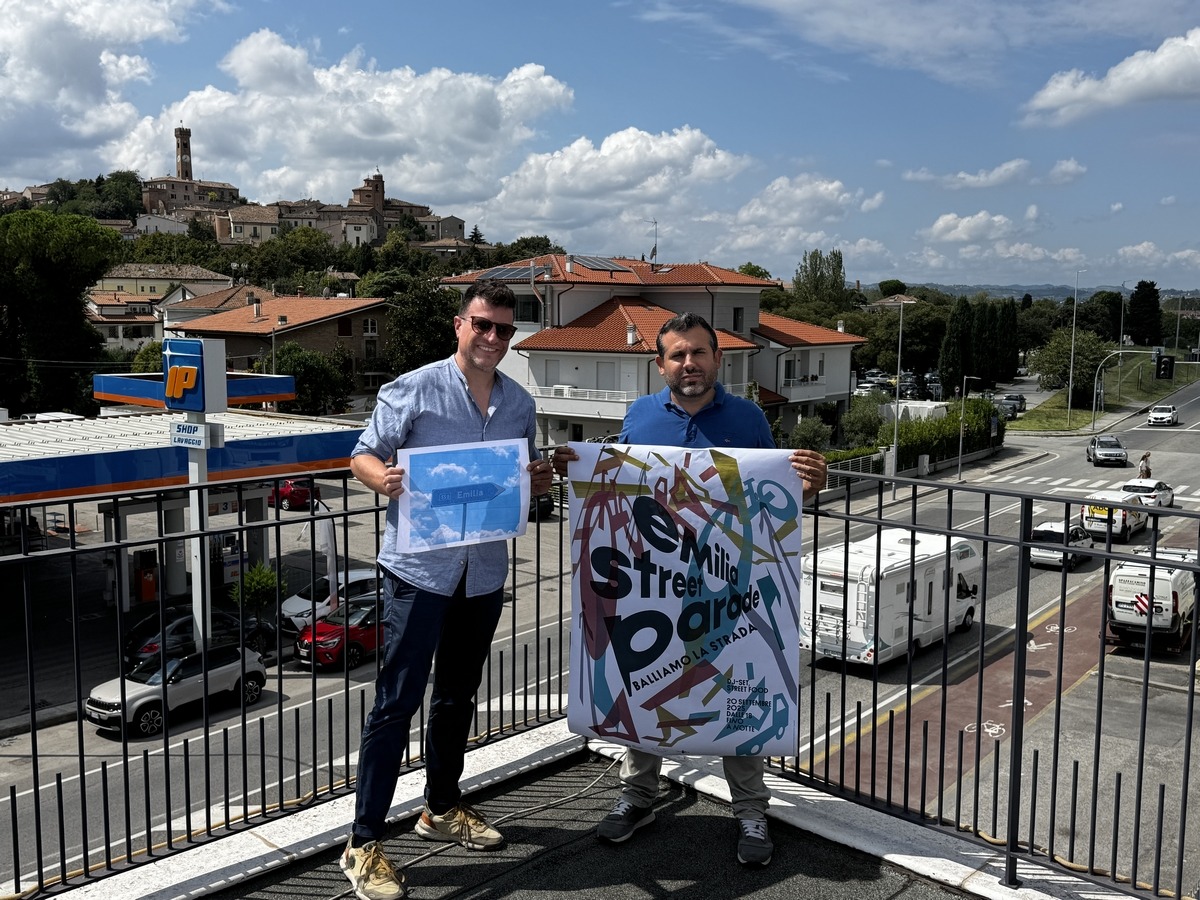 Conto alla rovescia a Santarcangelo all'Emilia Street Parade: la guida all'evento - Il sindaco Sacchetti ed Alex Bertozzi