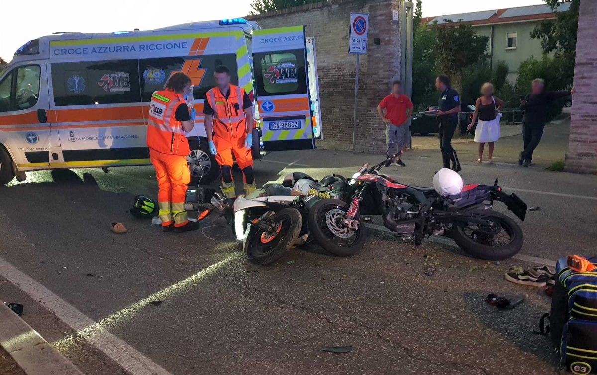 Rimini scontro tra due moto in via Bastioni: 66enne e minorenne feriti - 