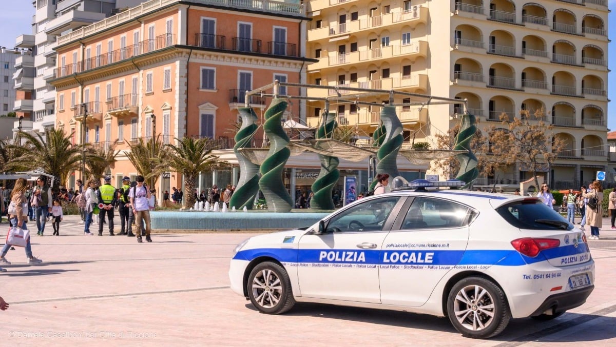 Controlli a Riccione, due interventi sulla spiaggia: un'espulsione e una denuncia - I controlli della Polizia locale 