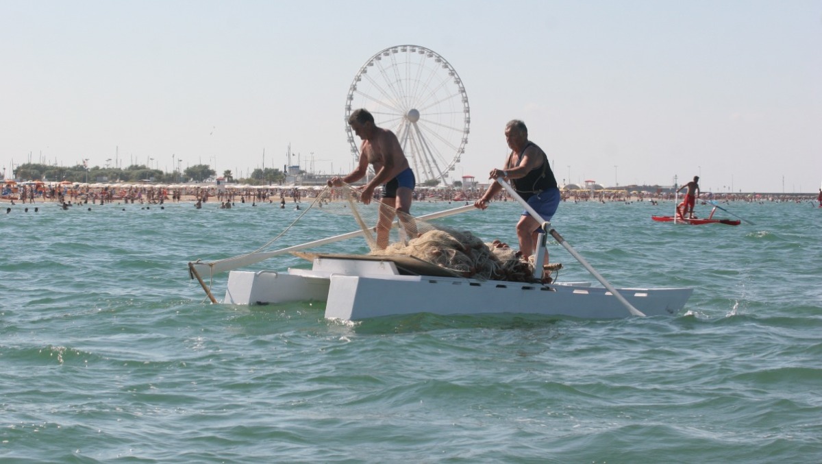 A Rivazzurra rivive il rito della Pesca alla Tratta: poi piada e sardoncini per tutti - 