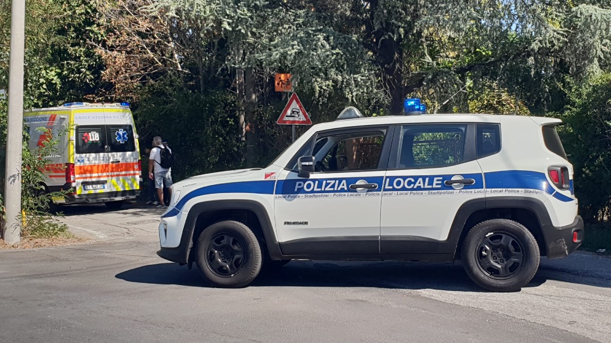 Mistero in via Montescudo, uomo trovato privo di sensi accanto ai fossi - 